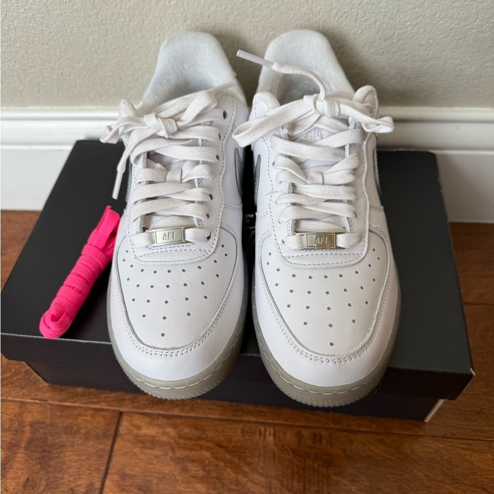 Nike Women/Men Air Force 1 White Sneakers with Silver Swoosh 7 NIB - Picture 4 of 5